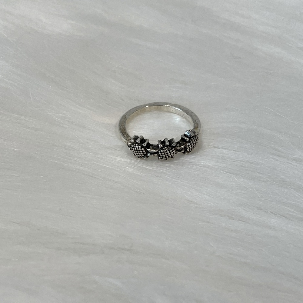 Vintage size 5 ring. Beautiful design. Antique silverplate finish.